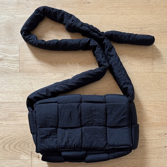 Black Quilted Puffer Crossbody Bag Puffy - Picture 1 of 4